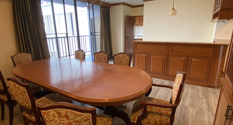 For rent 3 bedrooms apartment in Watthana, Bangkok