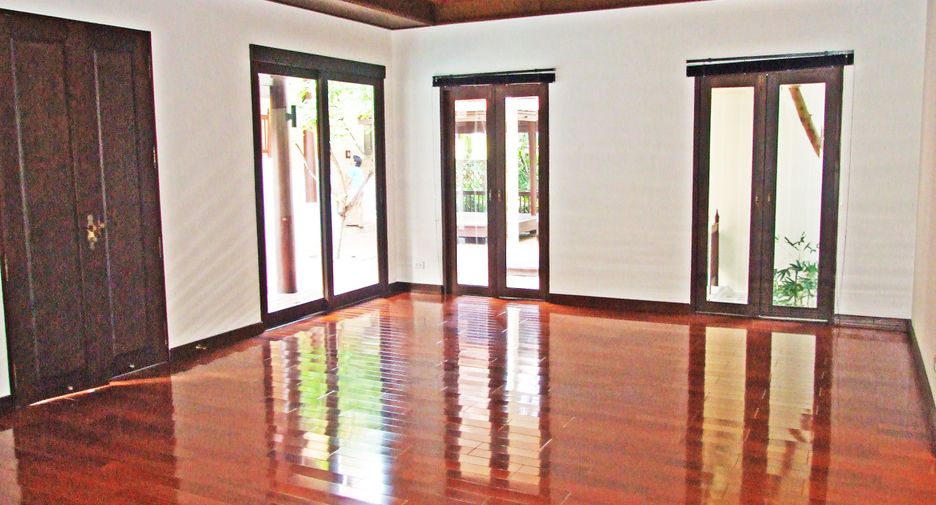 For rent 4 bedrooms house in Khlong Toei, Bangkok