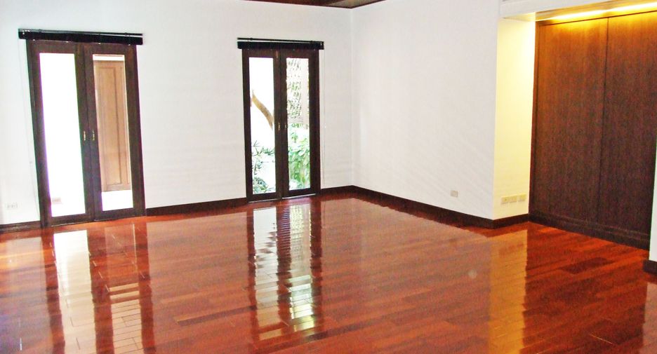 For rent 4 bedrooms house in Khlong Toei, Bangkok
