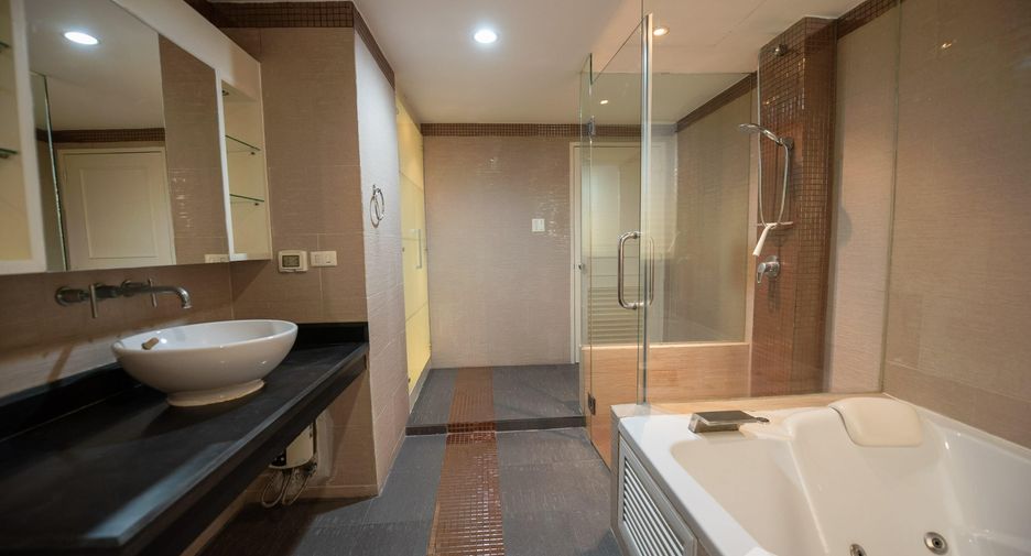 For rent 3 bedrooms condo in Khlong Toei, Bangkok