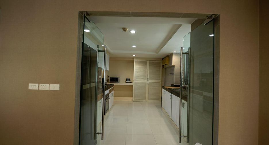 For rent 3 bedrooms condo in Khlong Toei, Bangkok