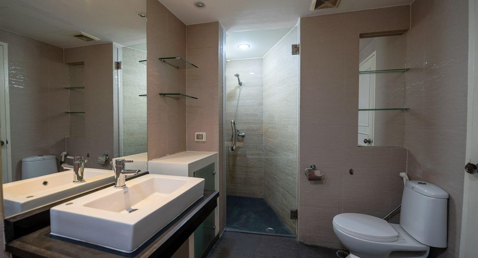 For rent 3 bedrooms condo in Khlong Toei, Bangkok