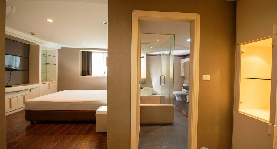 For rent 3 bedrooms condo in Khlong Toei, Bangkok