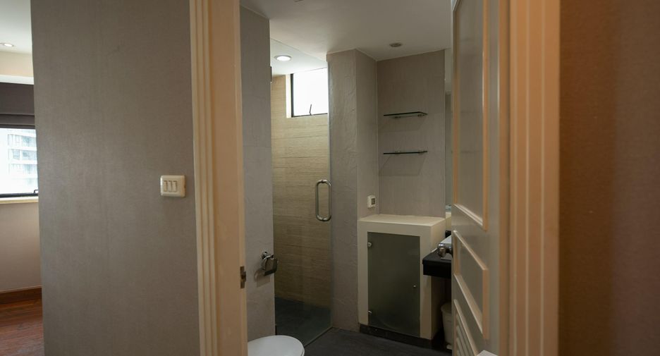 For rent 3 bedrooms condo in Khlong Toei, Bangkok