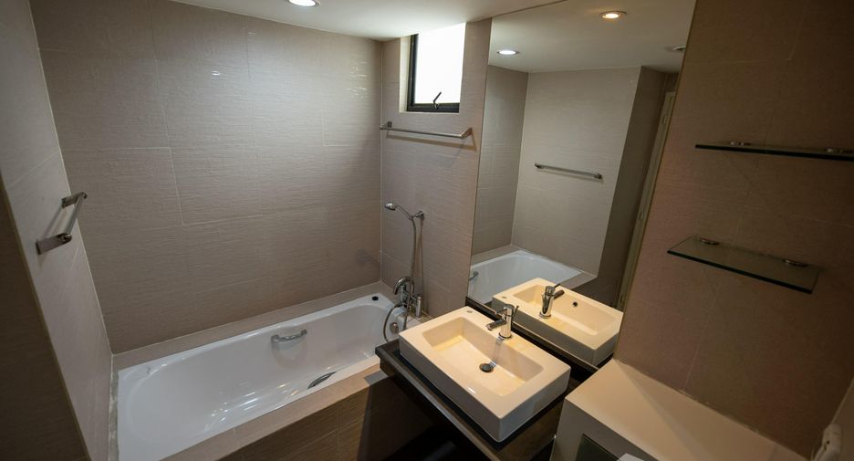 For rent 3 bedrooms condo in Khlong Toei, Bangkok