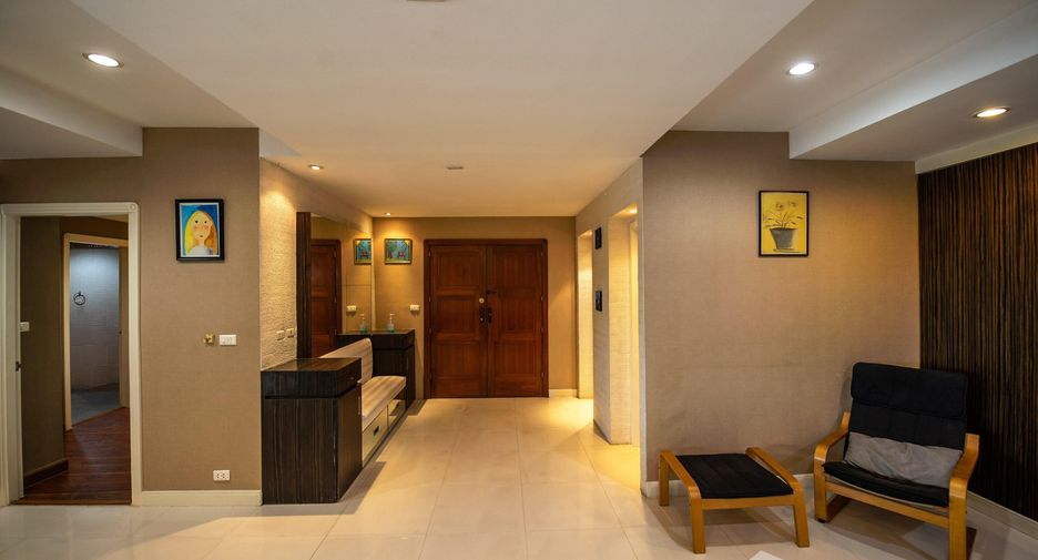 For rent 3 bedrooms condo in Khlong Toei, Bangkok