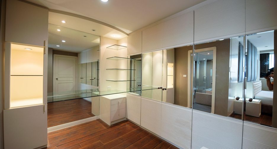 For rent 3 bedrooms condo in Khlong Toei, Bangkok