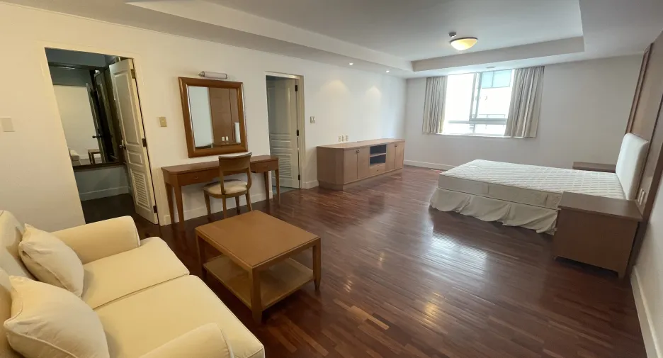 For rent 3 bedrooms apartment in Khlong Toei, Bangkok