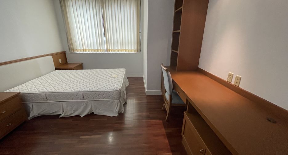 For rent 3 bedrooms apartment in Khlong Toei, Bangkok
