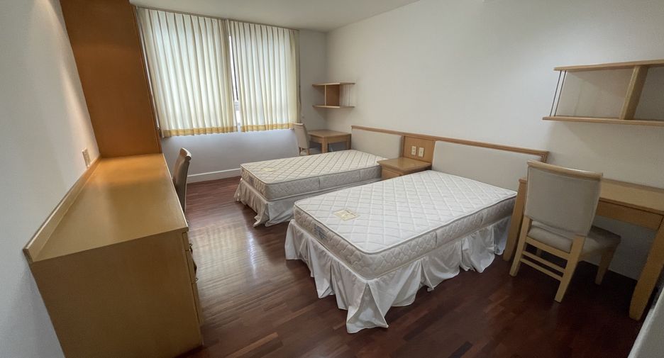 For rent 3 bedrooms apartment in Khlong Toei, Bangkok