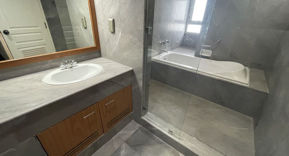 For rent 3 bedrooms apartment in Khlong Toei, Bangkok