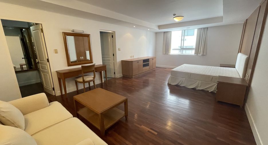 For rent 3 bedrooms apartment in Khlong Toei, Bangkok