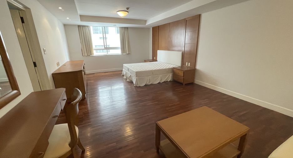 For rent 3 bedrooms apartment in Khlong Toei, Bangkok