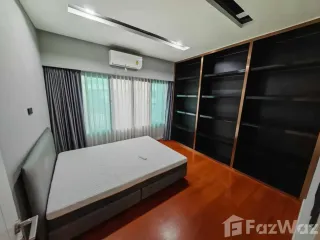 Casa adosada en alquiler de 4 habitaciones en Sai Mai, Bangkok
