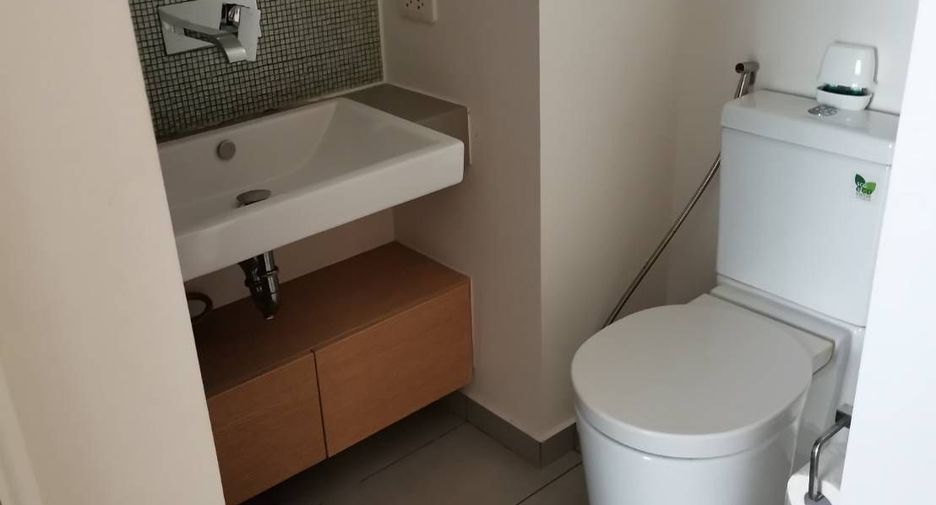 For rent studio condo in Khlong Toei, Bangkok