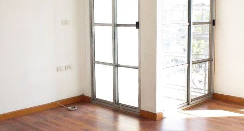 For rent 3 bedrooms townhouse in Lat Phrao, Bangkok