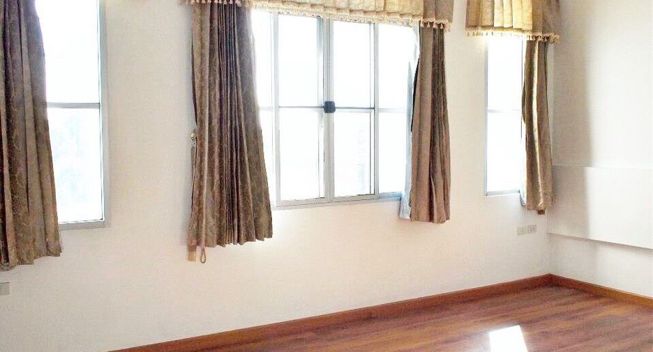 For rent 3 bedrooms townhouse in Lat Phrao, Bangkok