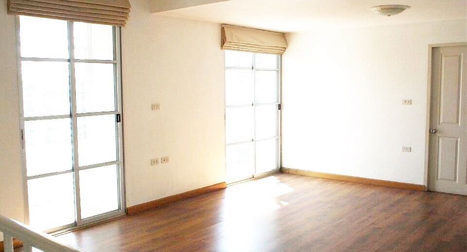For rent 3 bedrooms townhouse in Lat Phrao, Bangkok