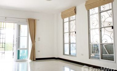 For rent 3 bedrooms townhouse in Lat Phrao, Bangkok