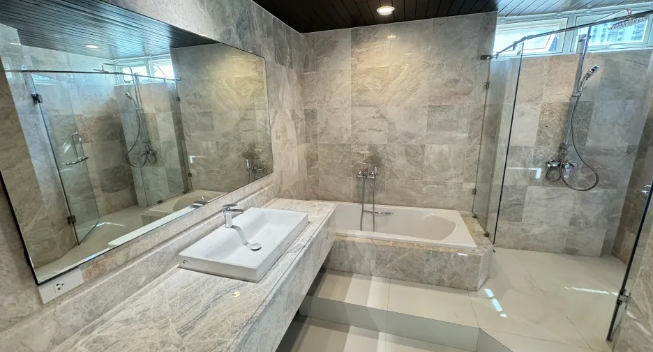 For rent 4 bedrooms apartment in Khlong Toei, Bangkok