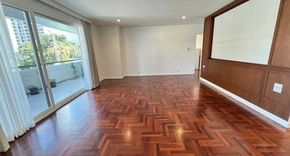 For rent 4 bedrooms apartment in Khlong Toei, Bangkok