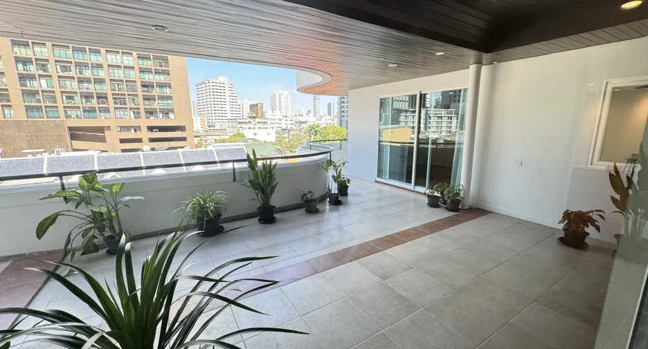 For rent 4 bedrooms apartment in Khlong Toei, Bangkok