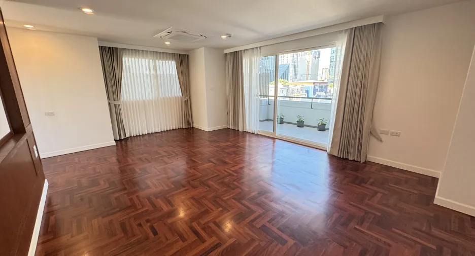 For rent 4 bedrooms apartment in Khlong Toei, Bangkok