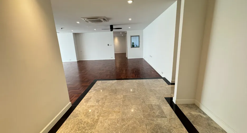 For rent 4 bedrooms apartment in Khlong Toei, Bangkok