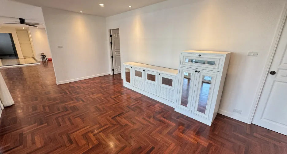 For rent 4 bedrooms apartment in Khlong Toei, Bangkok