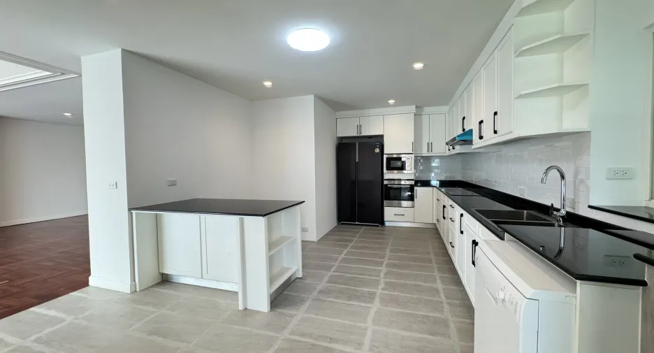 For rent 4 bedrooms apartment in Khlong Toei, Bangkok