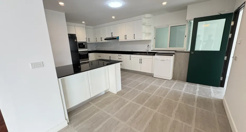 For rent 4 bedrooms apartment in Khlong Toei, Bangkok