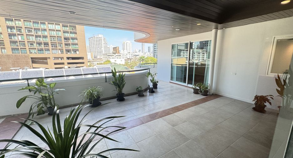 For rent 4 bedrooms apartment in Khlong Toei, Bangkok