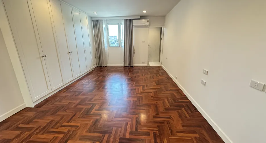 For rent 4 bedrooms apartment in Khlong Toei, Bangkok