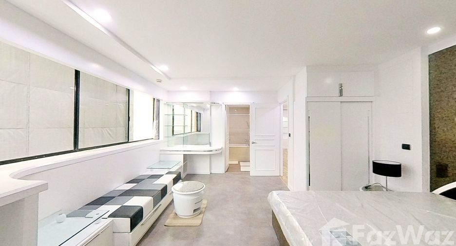 For rent 3 bedrooms condo in Khlong Toei, Bangkok