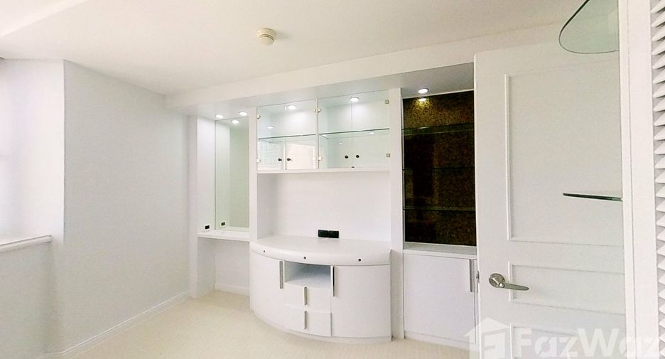 For rent 3 bedrooms condo in Khlong Toei, Bangkok