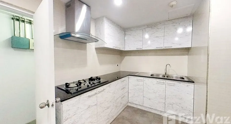 For rent 3 bedrooms condo in Khlong Toei, Bangkok