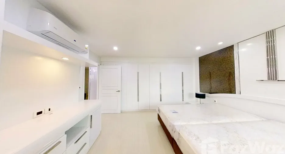 For rent 3 bedrooms condo in Khlong Toei, Bangkok