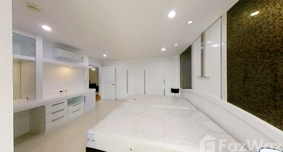For rent 3 bedrooms condo in Khlong Toei, Bangkok