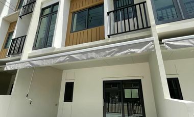 Casa adosada en alquiler de 3 habitaciones en Prawet, Bangkok