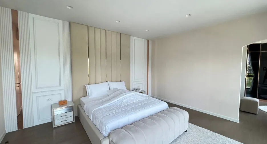 For rent 6 bedrooms house in Khlong Sam Wa, Bangkok