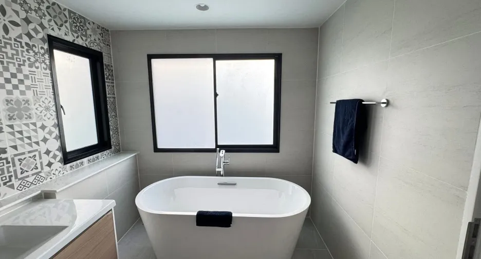 For rent 6 bedrooms house in Khlong Sam Wa, Bangkok