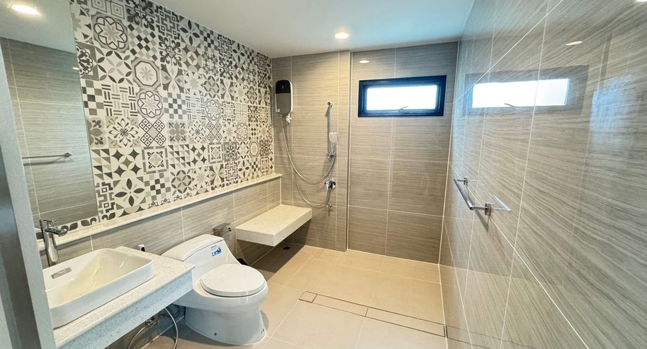 For rent 6 bedrooms house in Khlong Sam Wa, Bangkok