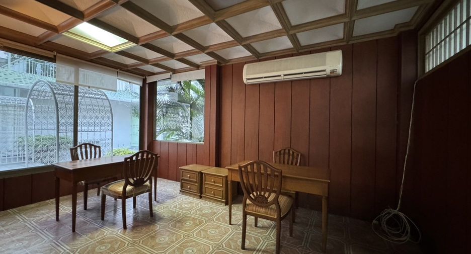 À louer 4 chambres maison à Watthana, Bangkok