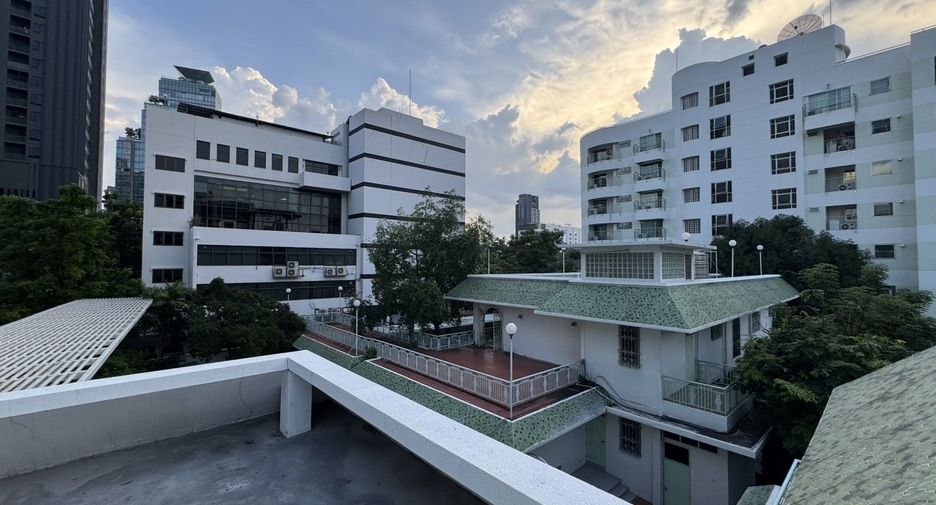 À louer 4 chambres maison à Watthana, Bangkok