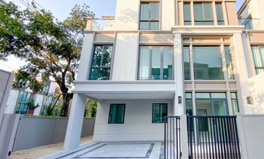 À louer 2 chambres maison de ville à Suan Luang, Bangkok