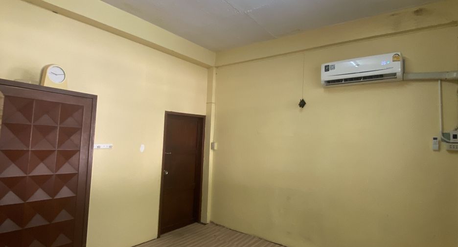 For rent 2 bedrooms townhouse in Bang Rak, Bangkok