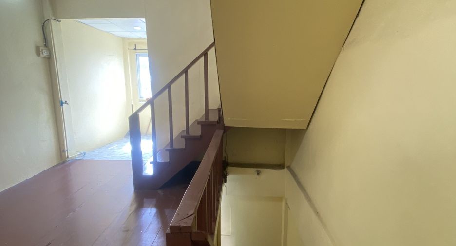 For rent 2 bedrooms townhouse in Bang Rak, Bangkok