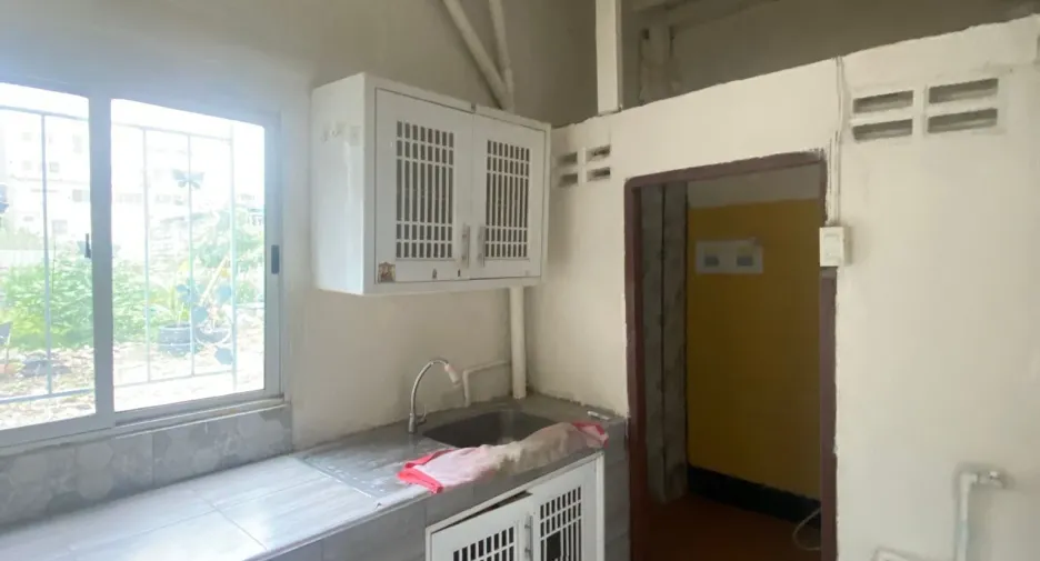 For rent 2 bedrooms townhouse in Bang Rak, Bangkok