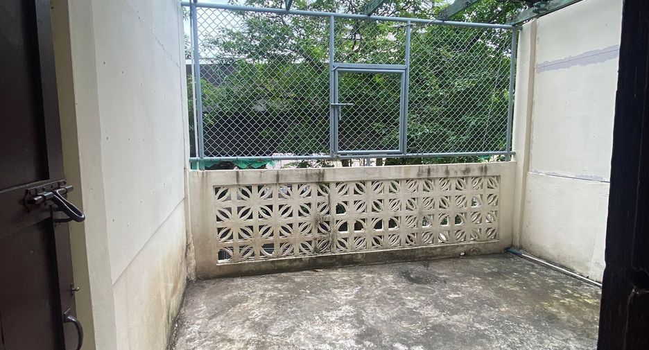 For rent 2 bedrooms townhouse in Bang Rak, Bangkok