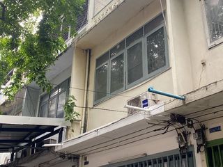 For rent 2 bedrooms townhouse in Bang Rak, Bangkok